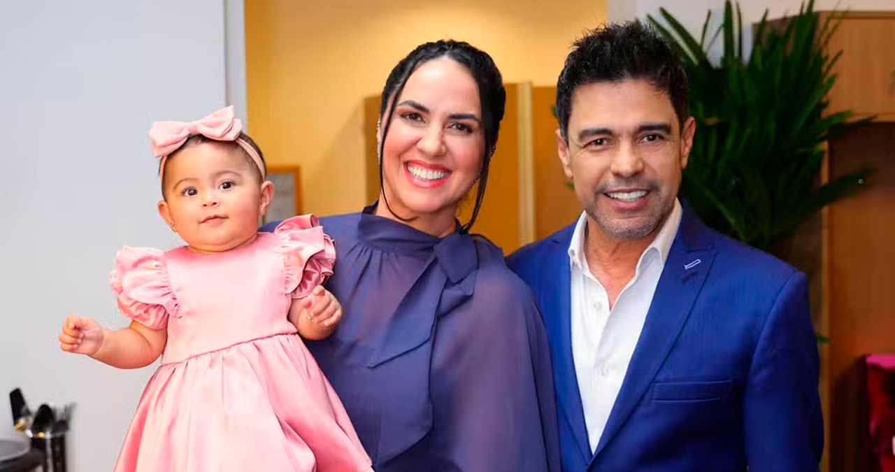 Zezé Di Camargo e Graciele Lacerda posam com a filha, Clara