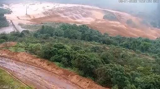 Imagem mostra momento de transbordamento de dique