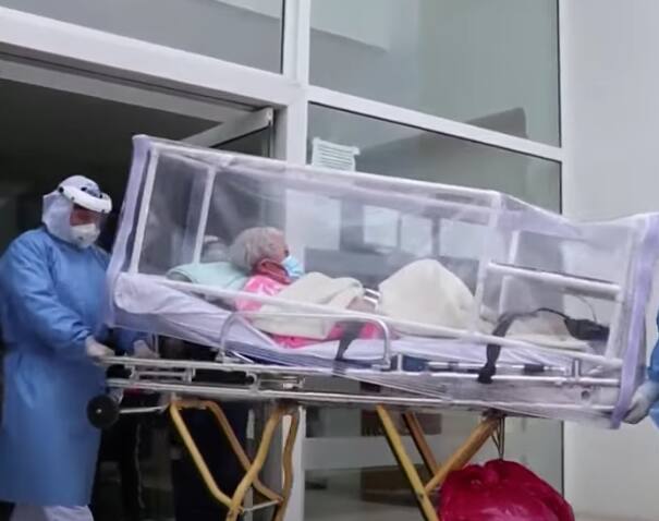 Mulher de 104 anos se recupera de Covid-19 pela segunda vez  e sai do hospital sob aplausos