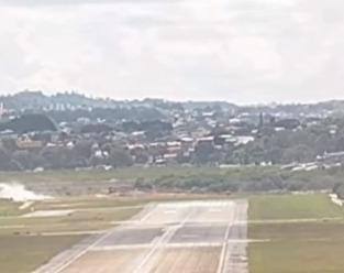 Imagens de câmeras de segurança do aeroporto flagraram o momento em que a aeronave cai