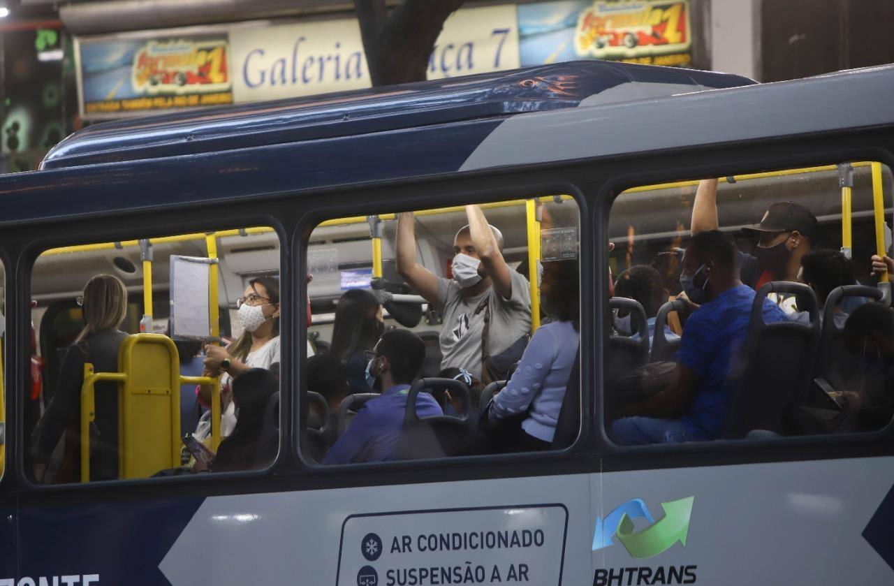 Vários ônibus lotados circulam em BH