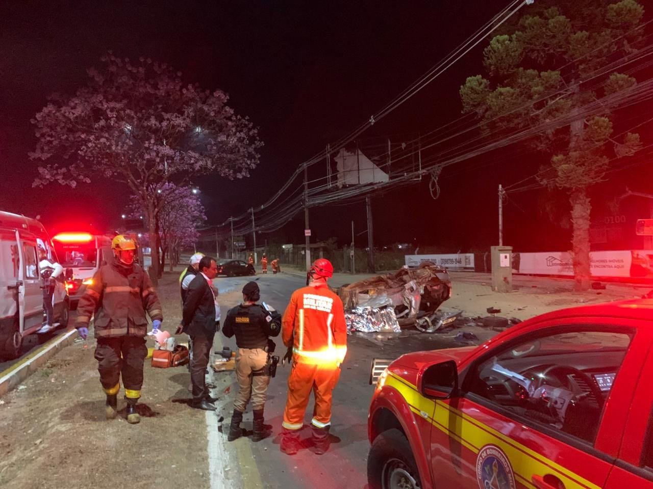 Duas pessoas morreram após carro capotar na rua Acadêmico Nilo Figueiredo, em Lagoa Santa