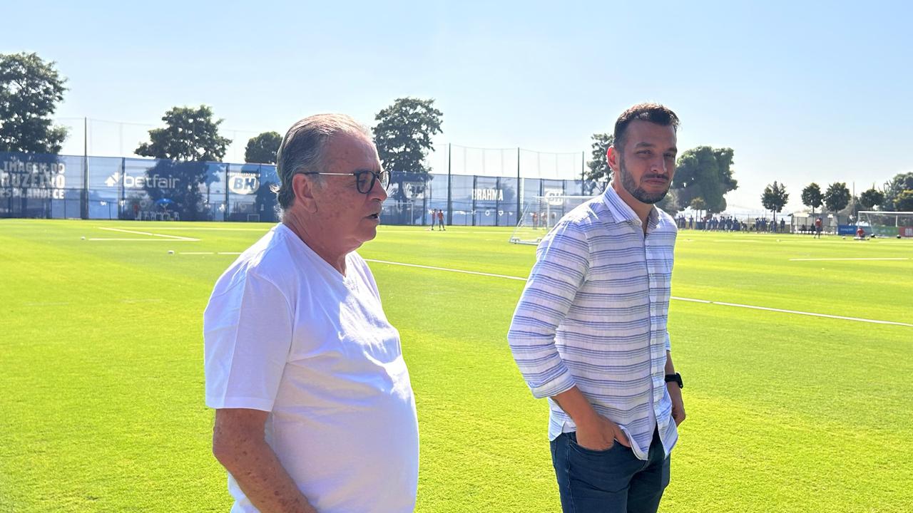 Paulo Pelaipe, diretor-executivo de futebol do Cruzeiro, e Edu Dracena, diretor técnico, estavam na Toca da Raposa nesta terça-feira (14/5)