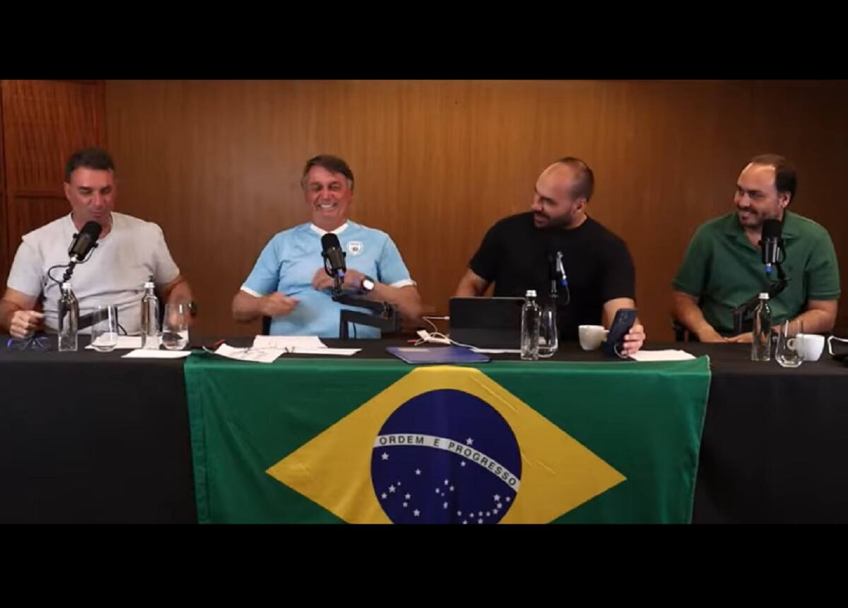 Flávio, Jair, Eduardo e Carlos Bolsonaro em 'super live' realizada no domingo (28), em Angra dos Reis (RJ)