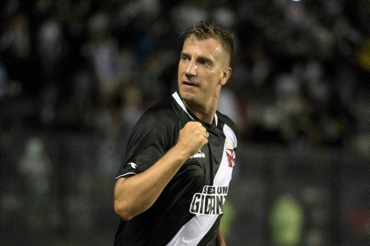 Maxi López fez um gol e deu duas assistências na partida