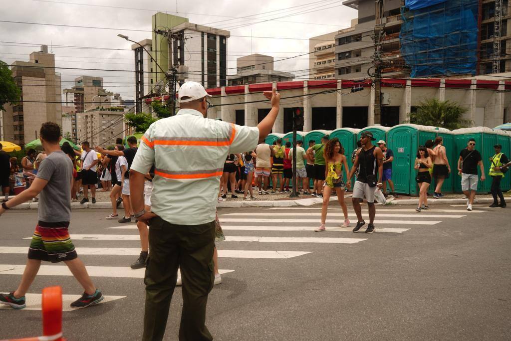 Agentes de trânsito trabalham na operação para orientar motoristas e pedestres