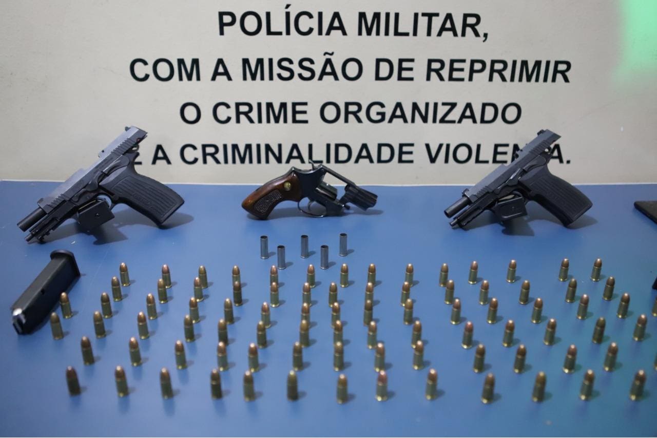 Com os suspeitos foram apreendidas duas pistolas e a arma do policial