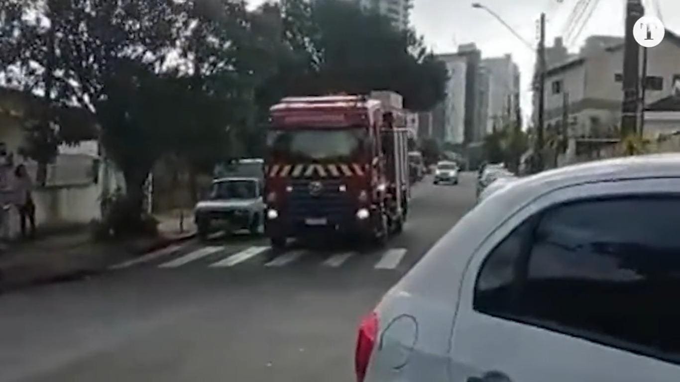 Ambulância em direção à escola onde houve um ataque a tiros, em Cambé, no interior do Paraná