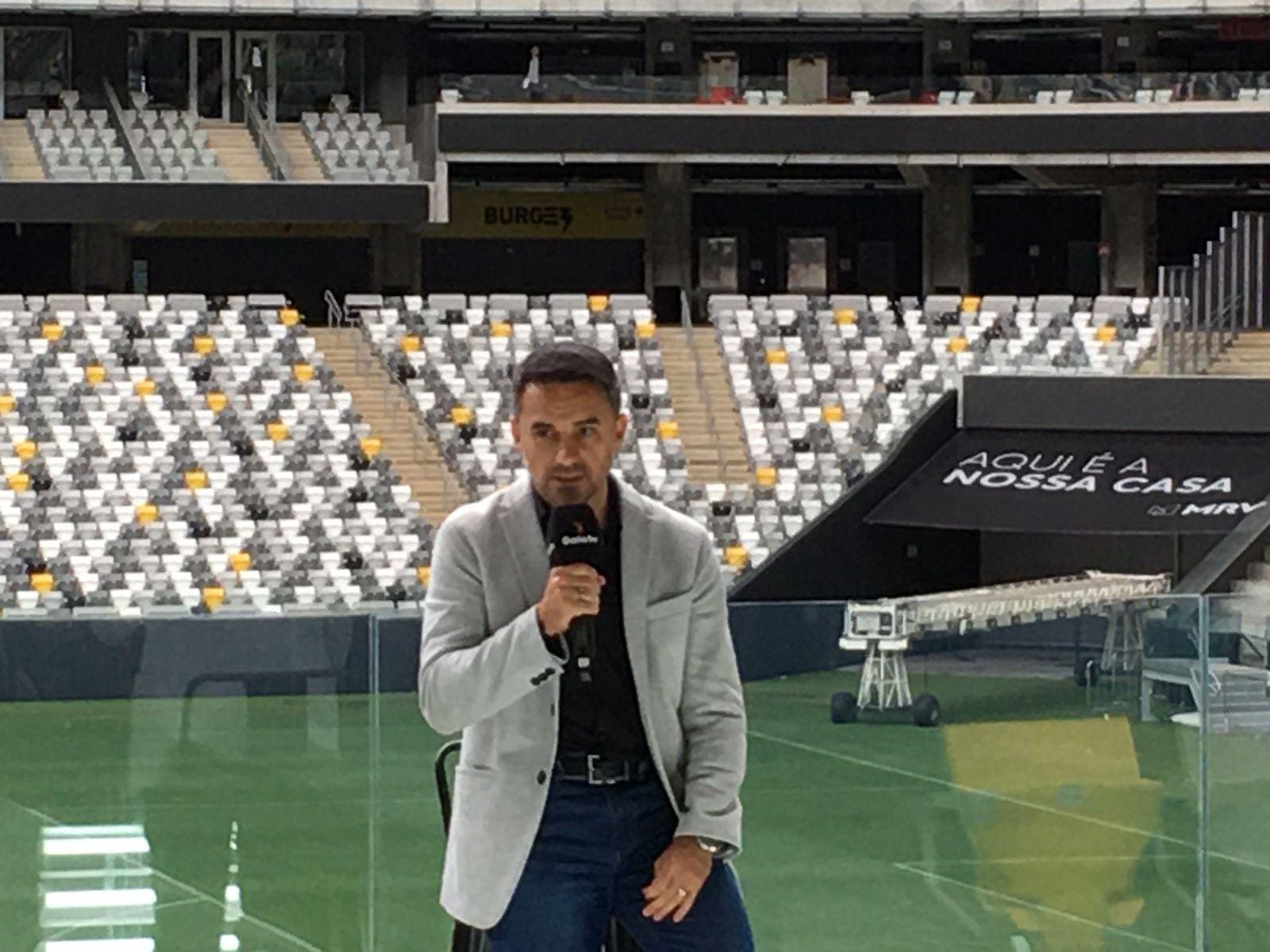 Rodrigo Caetano em coletiva na Arena MRV