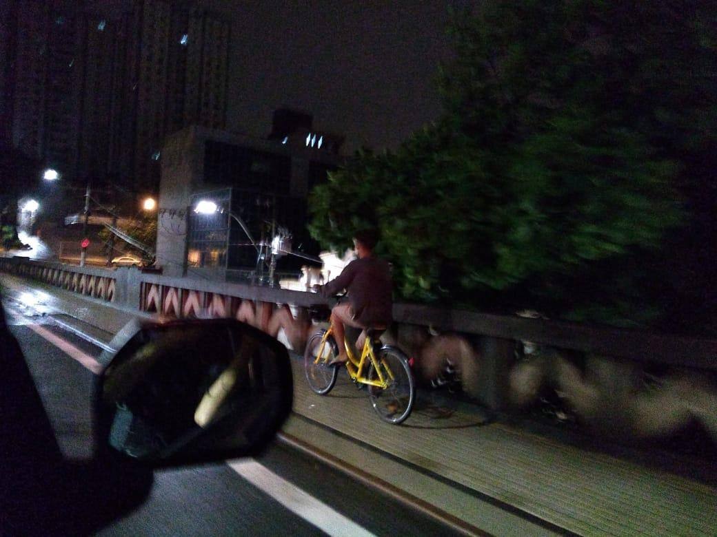 Homem pedalava tranquilamente pelo Viaduto Santa Tereza