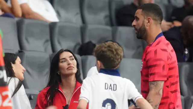 Amante e esposa de Walker acompanha jogo da seleção inglesa