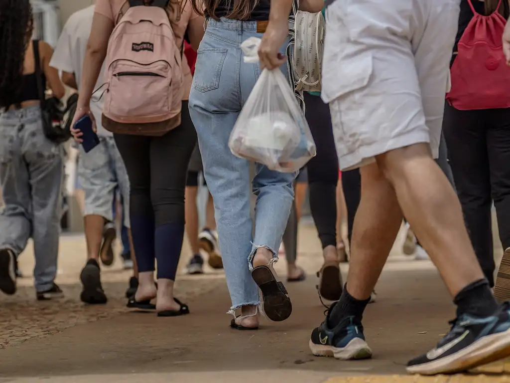 Candidatos chegam para fazer prova de concurso em Brasília