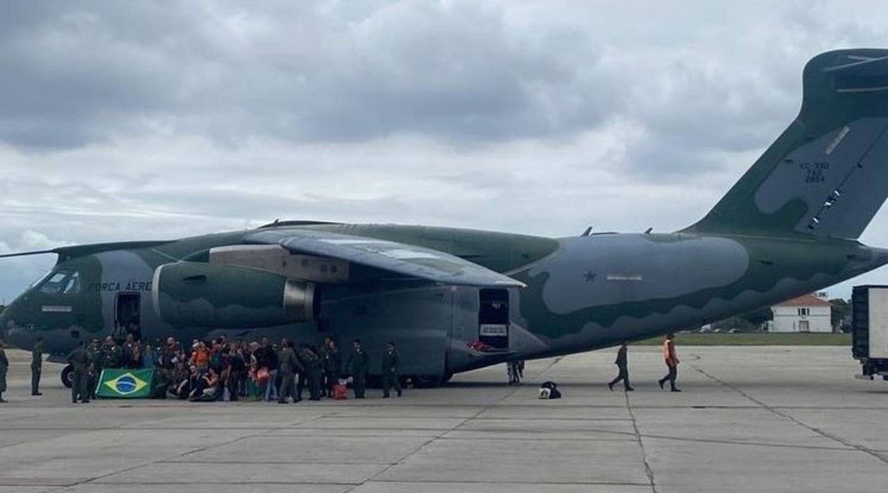 brasileiros repatriados desembarcaram neste sábado (21/10) no Galeão, no Rio