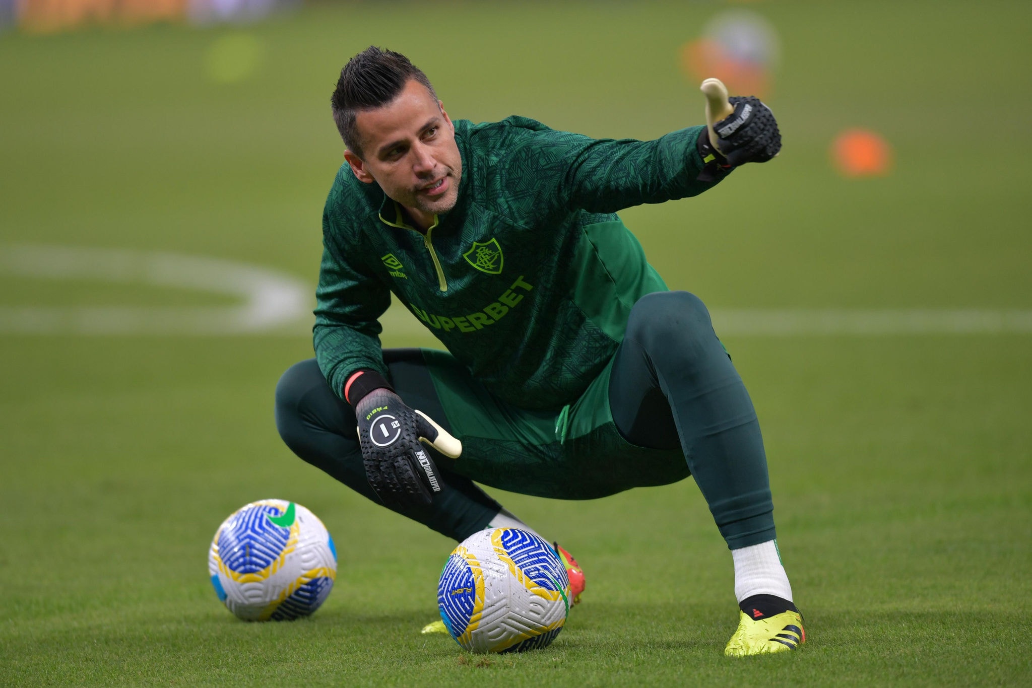 Fábio teve o nome gritado por torcedores do Cruzeiro, e acenou para eles