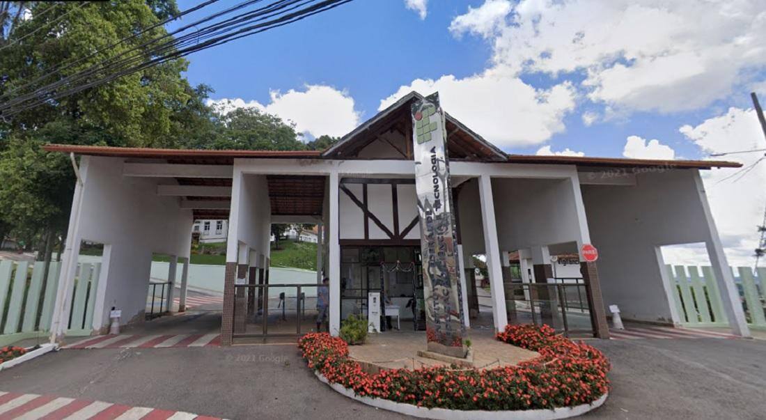 Foto mostra a fachada do Instituto Federal de Barbacena, no Campo das Vertentes, onde professor foi acusado de induzir alunos ao suicídio