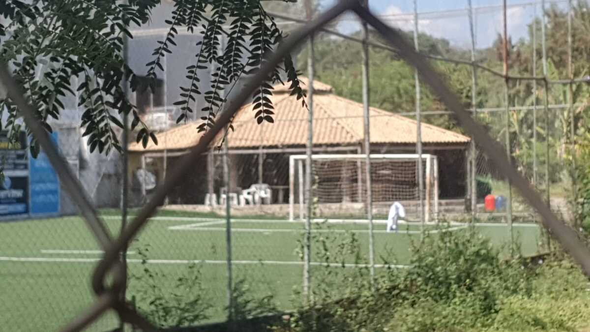 Local onde dois homens foram mortos recebe crianças para aulas de futebol