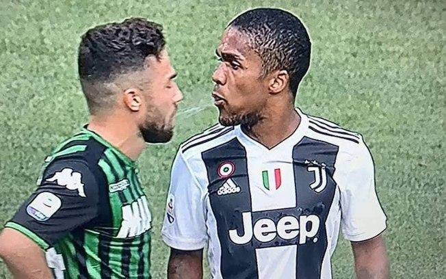 Douglas Costa é suspenso por 4 jogos por cuspir em rival em jogo do Italiano