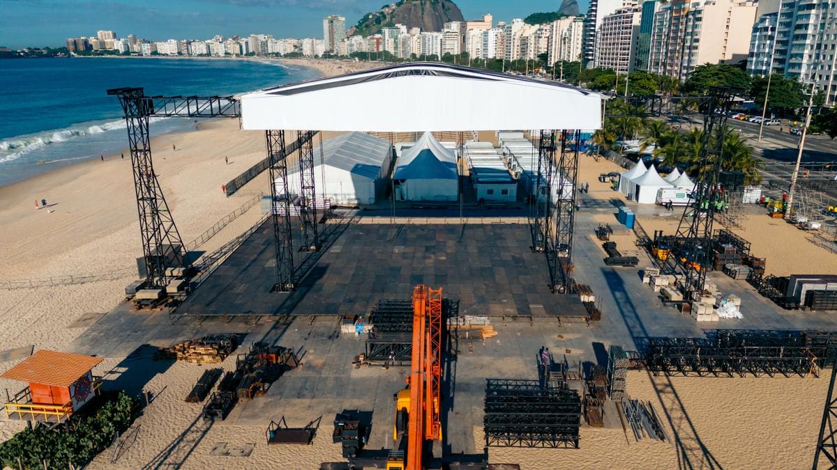 Montagem do palco do show da Madonna em Copacabana 
