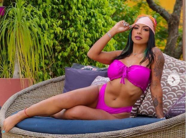 NNati Fernanda começou a modelar no Brás há três anos, distribuindo cartões de loja em loja; hoje, cobra por hora o que recebia em um dia de "presencial"