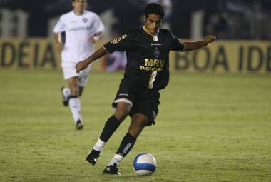 A eliminação do Atlético para o Botafogo, na Copa do Brasil de 2007, ficou marcada pelo pênalti não marcado sobre Tchô (foto)