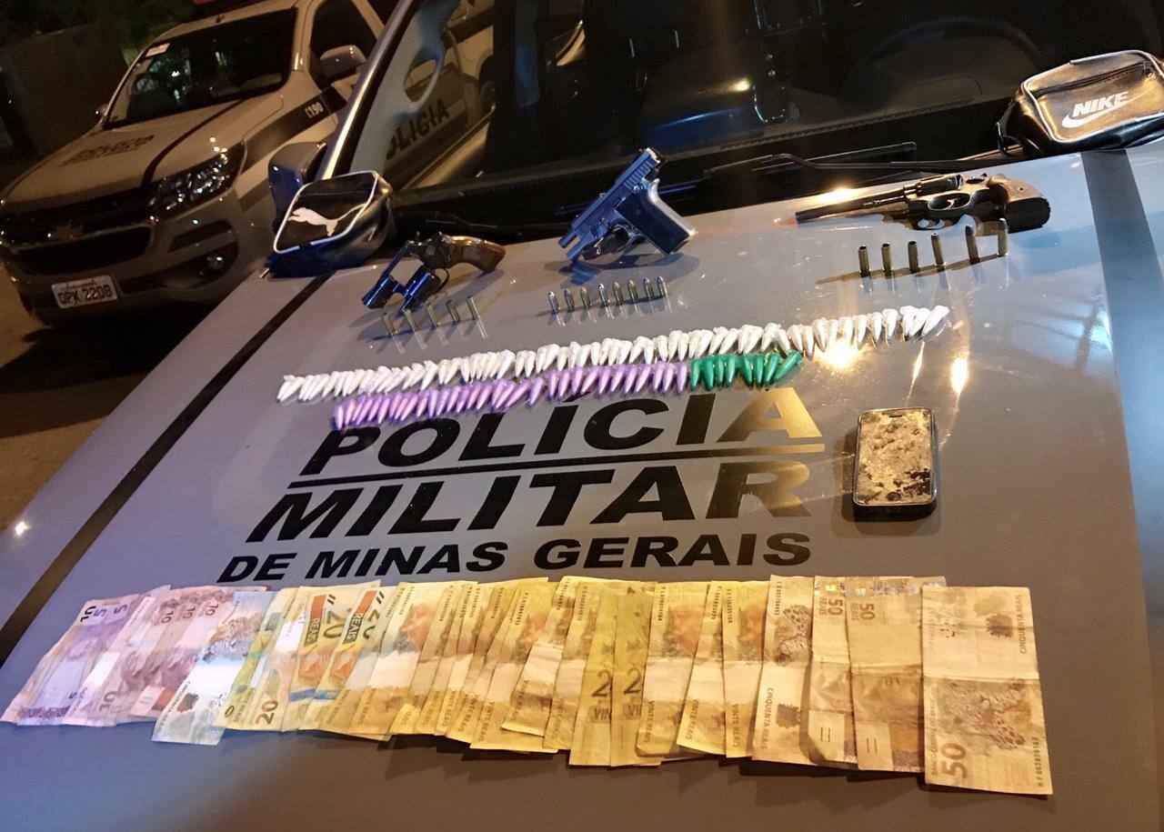 PM apreendeu dois revólveres calibre 38, uma pistola 380, oito munições deflagradas, duas picotadas, 99 pinos de cocaína e R$ 730 em dinheiro