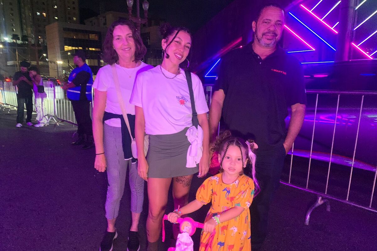 Família faz passeio noturno na Festa da Luz, no Centro de BH