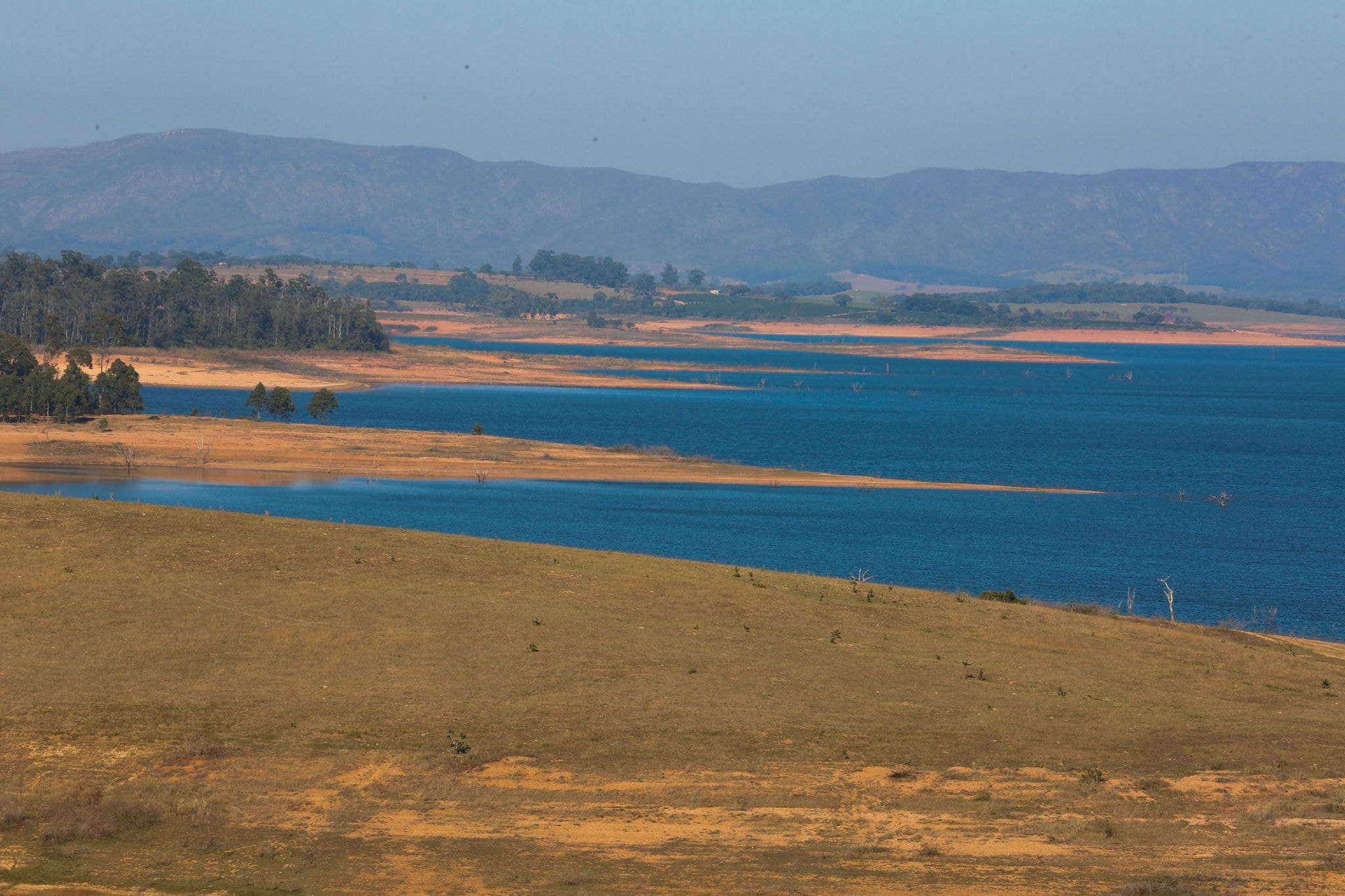 Lago de Furnas fica esvaziado em meio a forte crise hídrica
