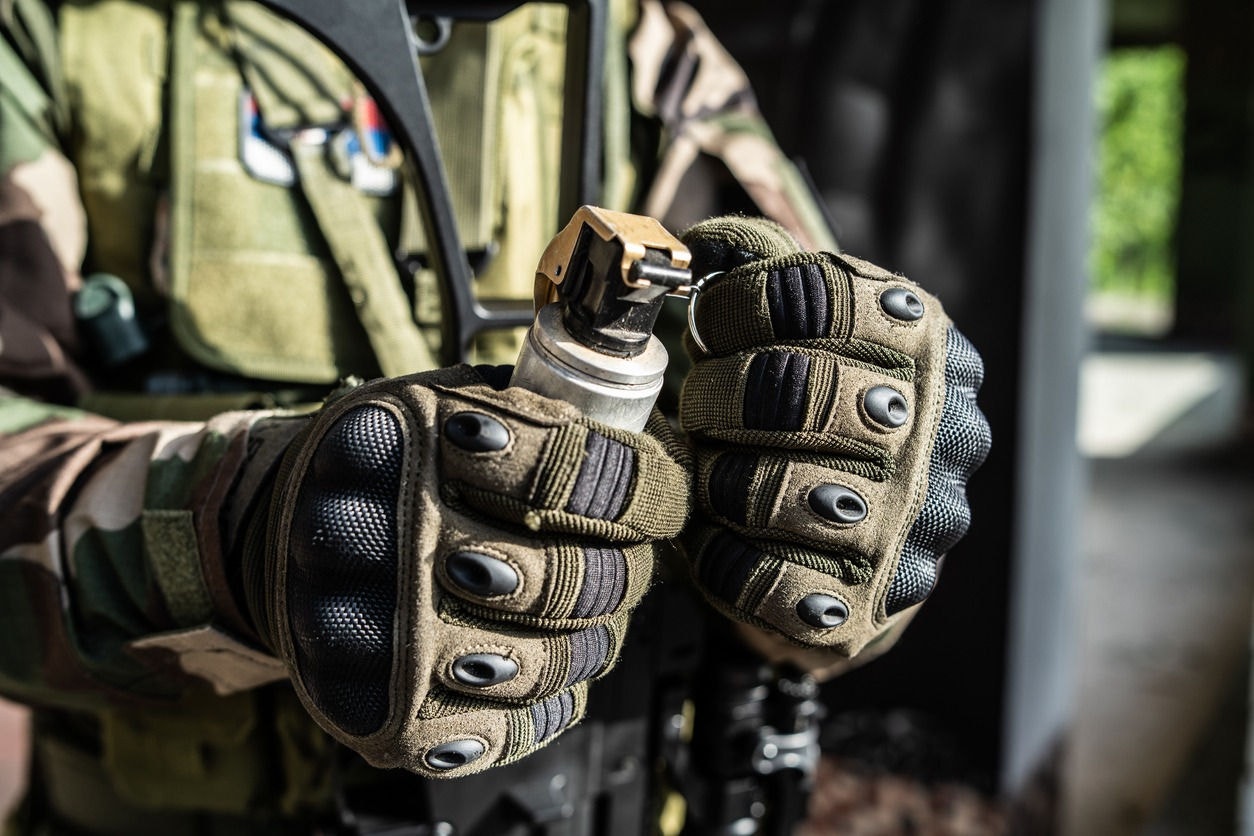 Granada, armas e até dinheiro foram encontrados com os policiais investigados