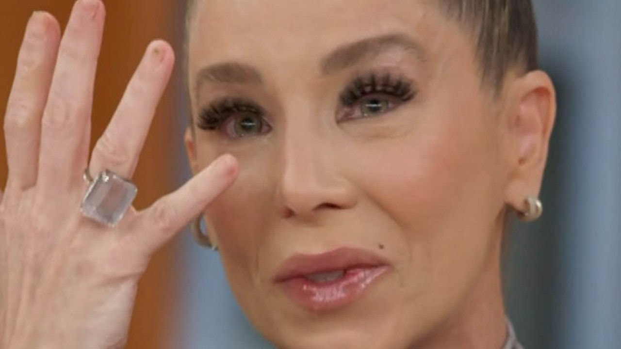 A atriz Dani Winits foi homenageada por André Gonçalves durante a sua participação no programa 'Encontro'
