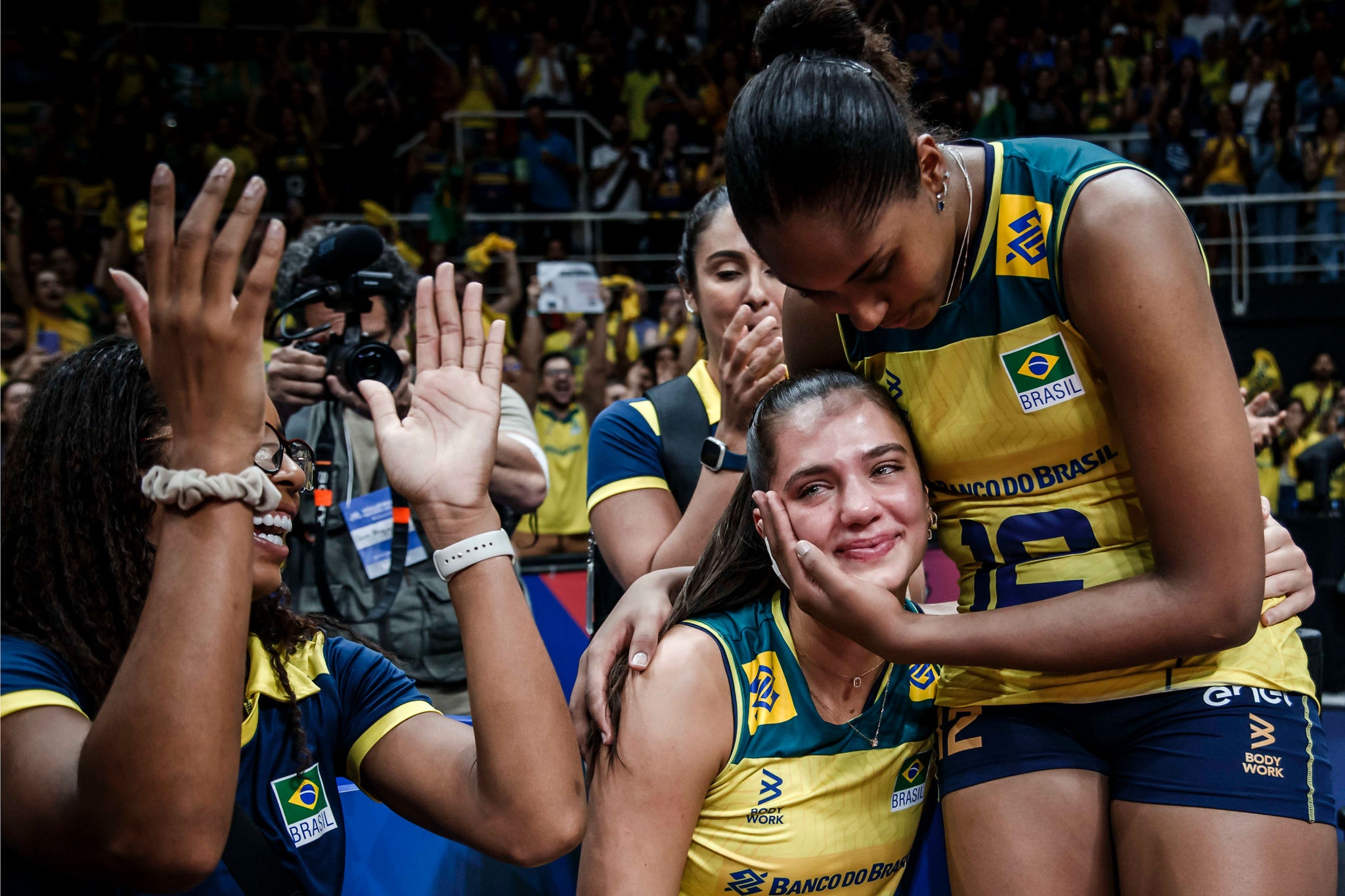 Julia Kudiess machuca joelho e preocupa seleção feminina de vôlei