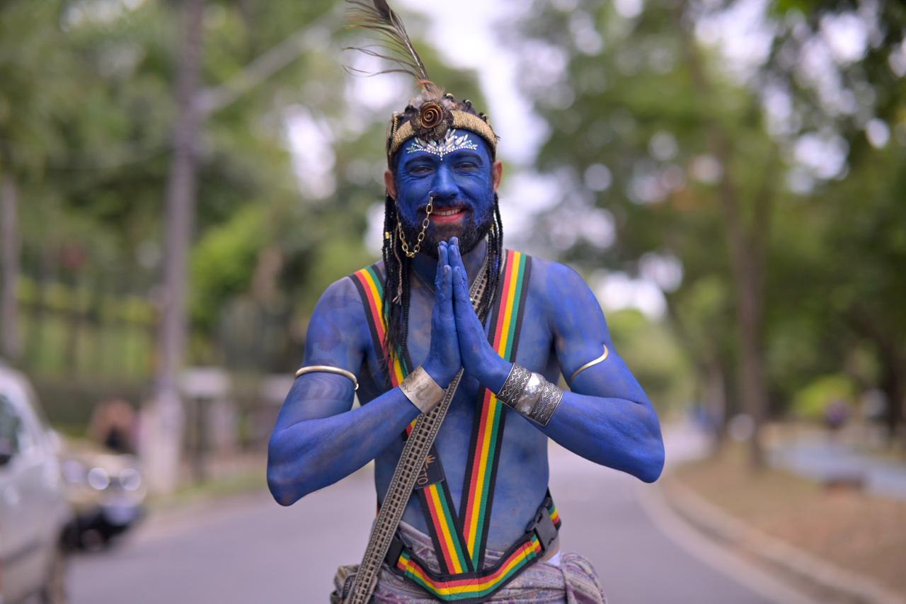 O professor Wilton Gurgel, de 40 anos, foi um fos foliões a pintar-se, totalmente de azul