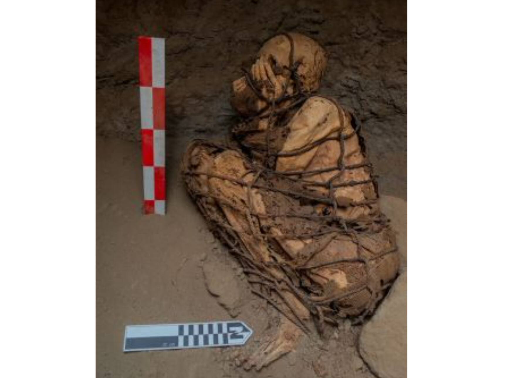 Múmia com idade entre 800 e 1200 anos é encontrada por arqueólogos no Peru