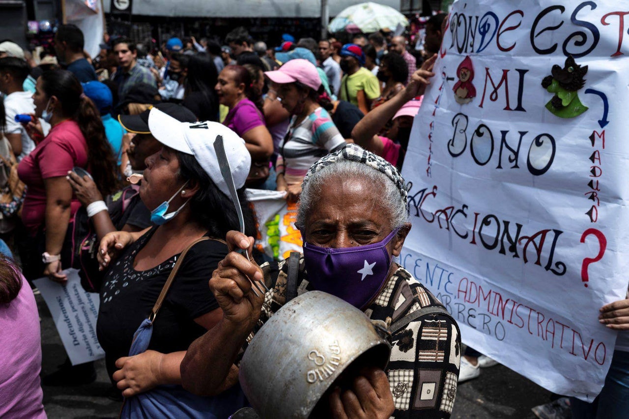 Multidão de servidores marchou a diferentes edifícios públicos em Caracas, pedindo salários justos