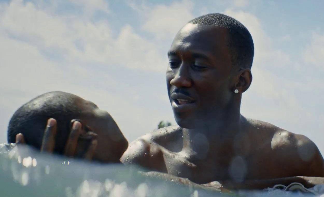 "Moonlight" é um premiado filme estadunidense de 2016 dirigido por Barry Jenkins Produção lança um olhar sensível sobre a construção e o constante performar de um ideal de masculinidade