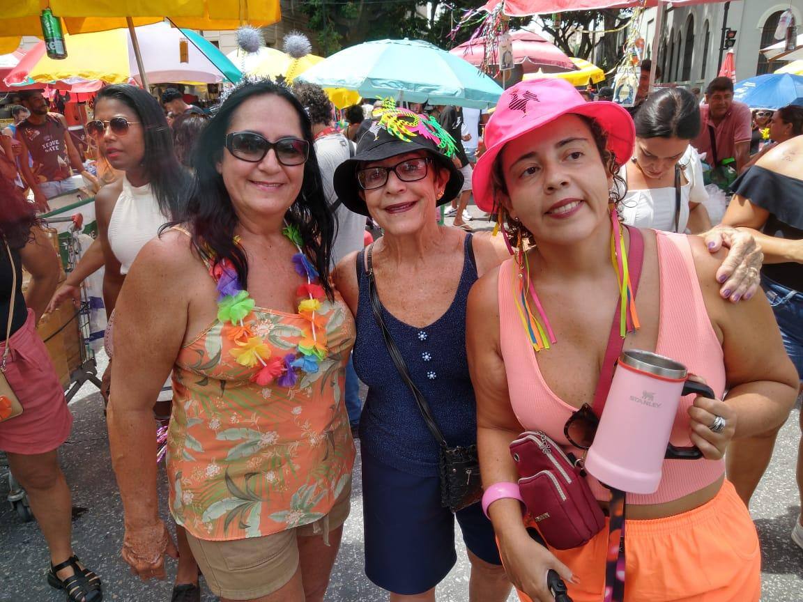 Lilian de Melo (D) e amigas chegaram cedo ao bloco onde o grupo É o Tchan! vai se apresentar, às 16h