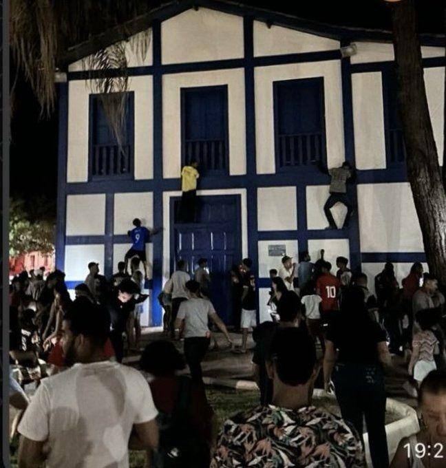Pessoas escalam igreja durante "caça ao tesouro" promovido por influencer em MG