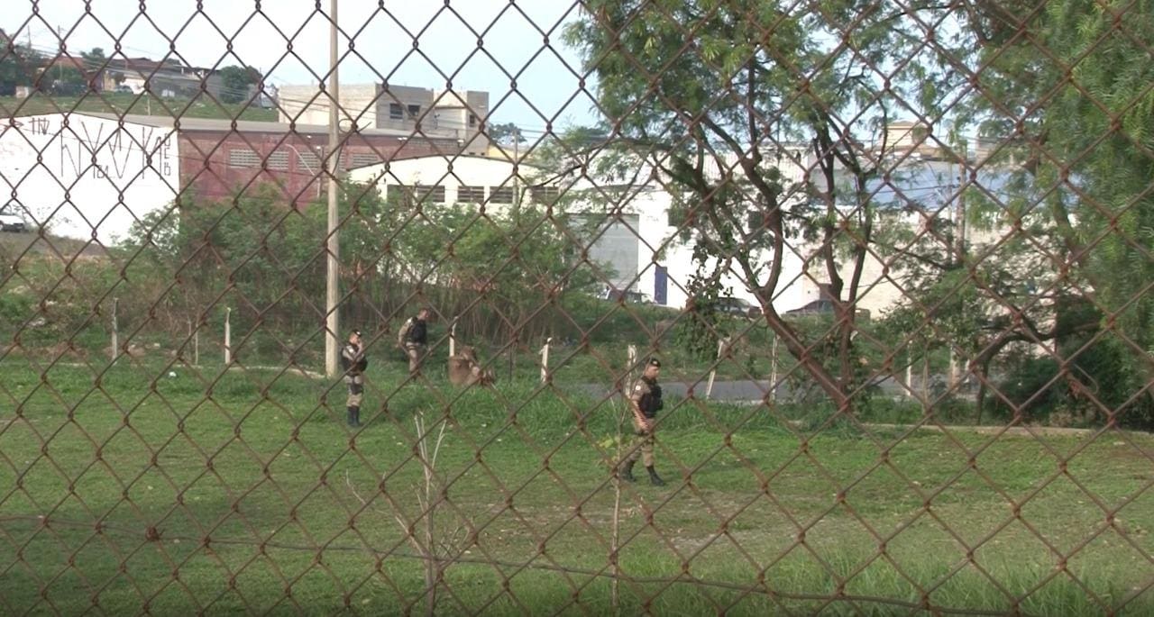 Militares fazem varredura em parque usado na fuga por bandidos