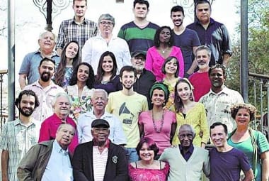 Vidigal (centro, blusa amarelo) e os envolvidos no projeto, que teve direção musical de Geraldo Vianna