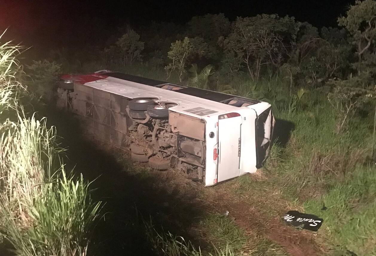 Ônibus caiu em ribanceira com 33 passageiros