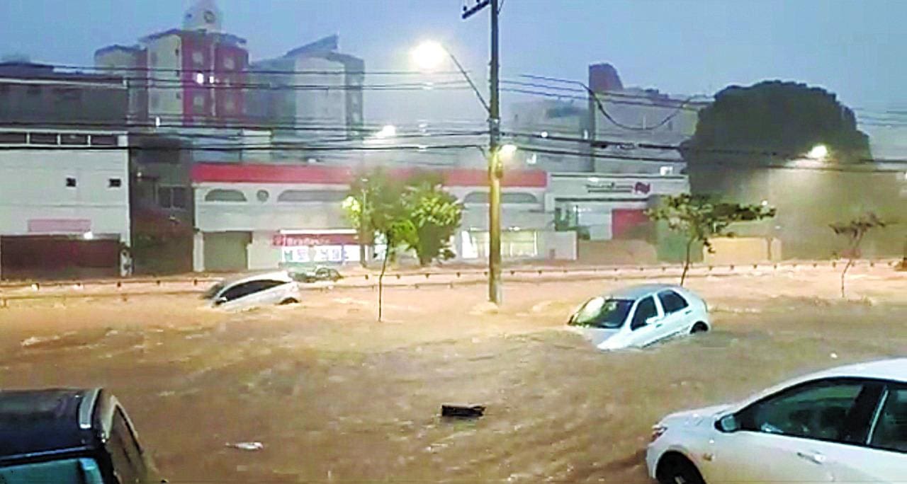Carros arrastados pela águajpeg