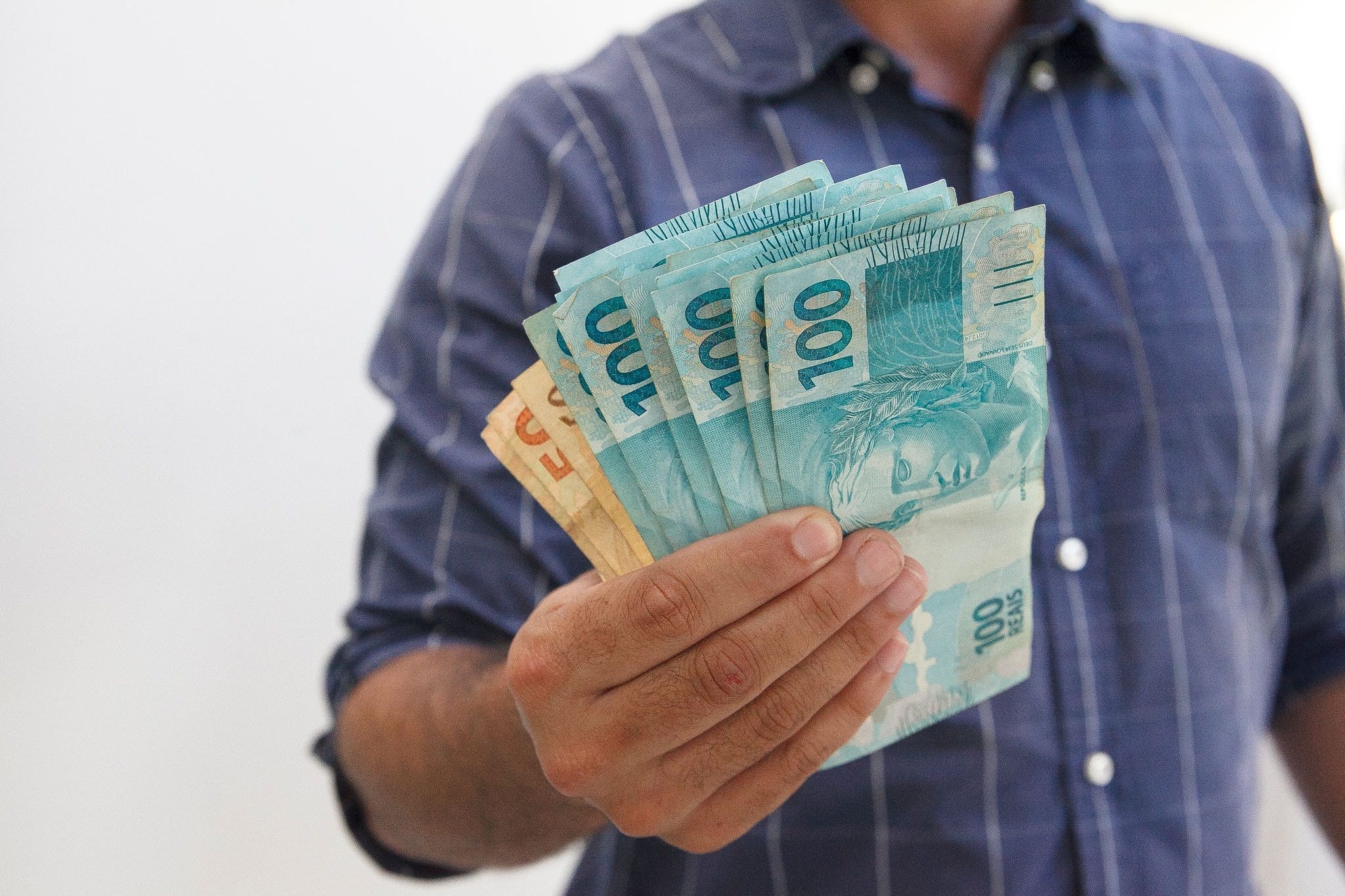 Dinheiro, 13 º salário, notas, cédulas, economia, despesa, moeda, cálculo, calculadora,  carteira de trabalho, pix, pagamento 