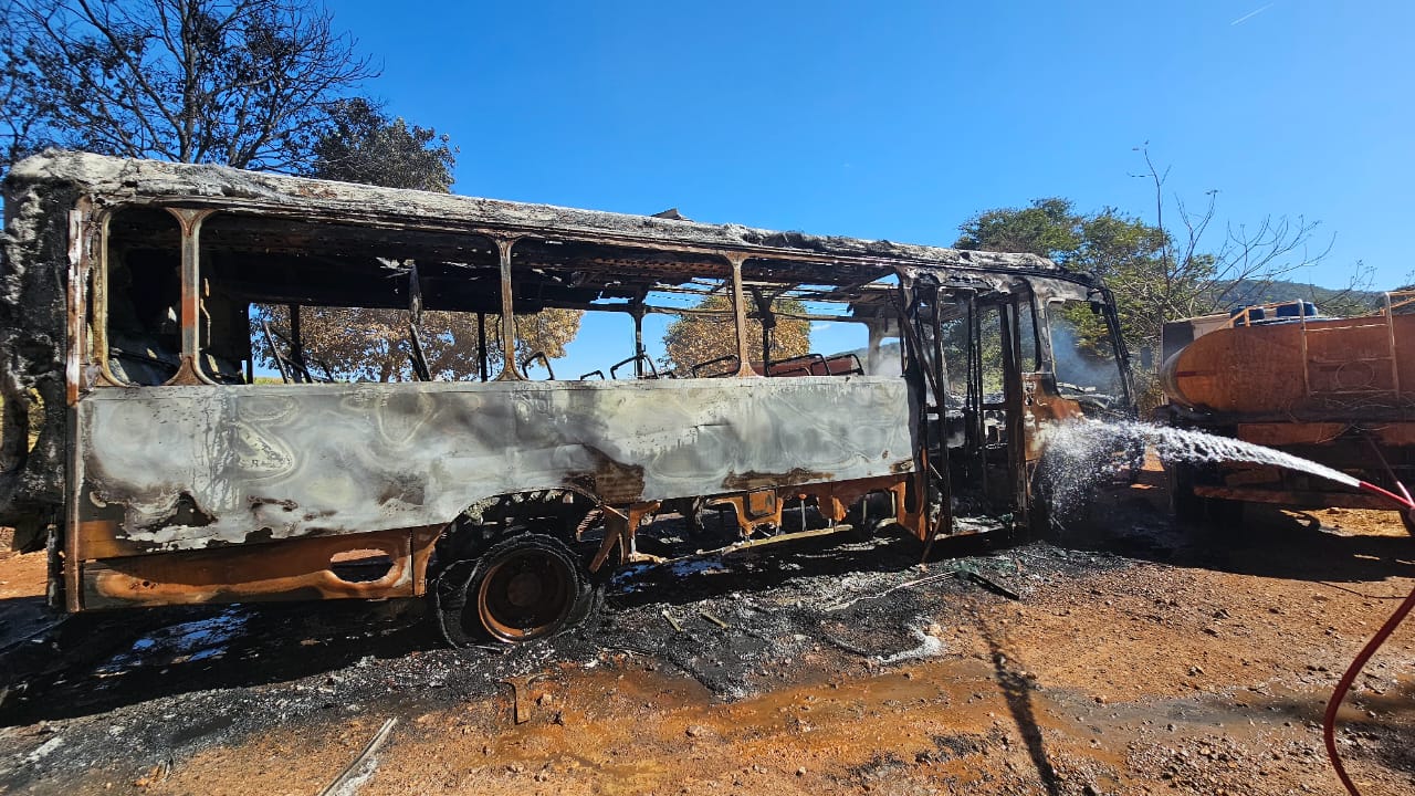 Veículo ficou completamente destruído