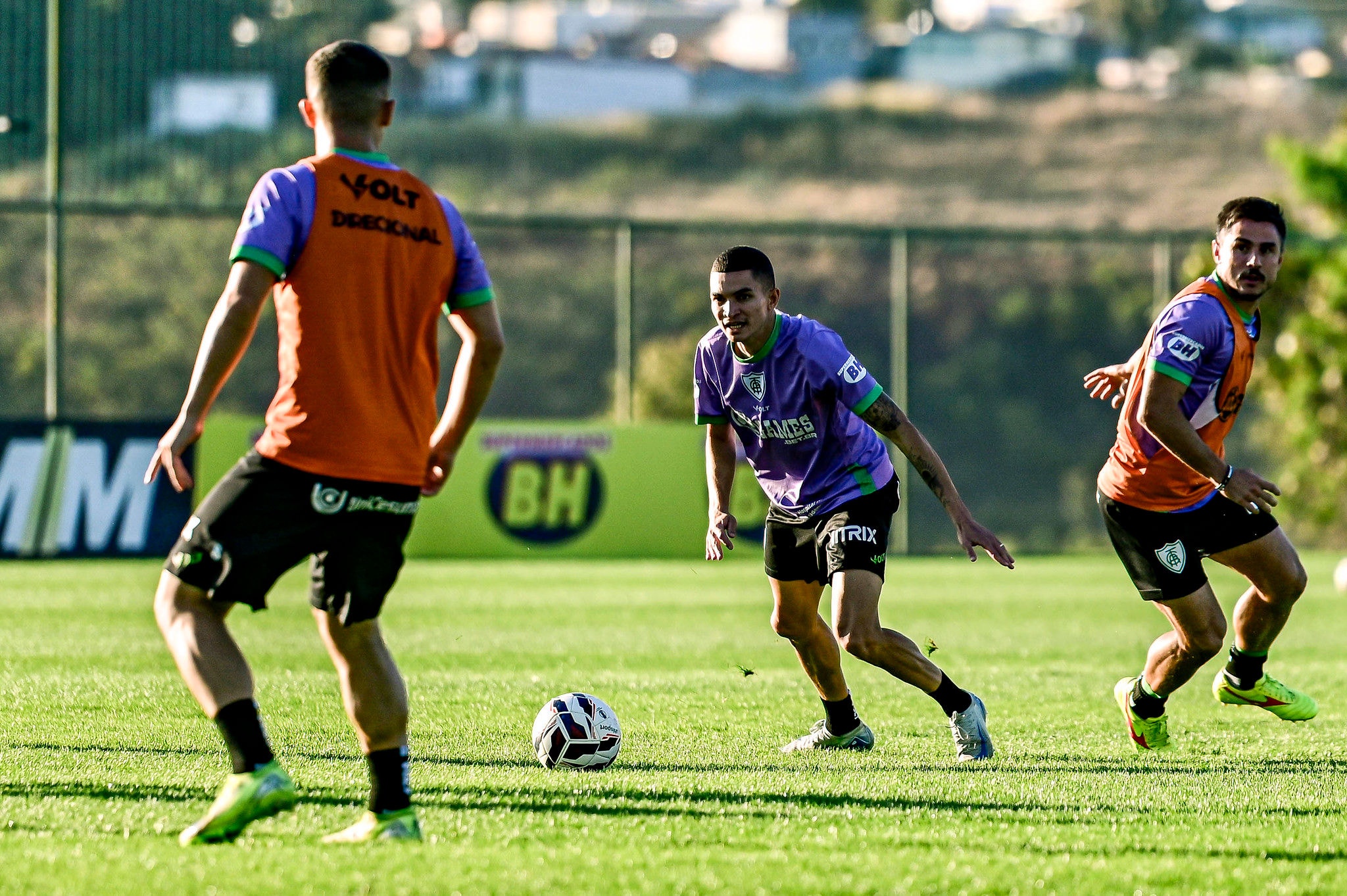 Lateral Marlon e atacante Willian Bigode, ao fundo, devem voltar ao time titular do América contra o Novorizontino