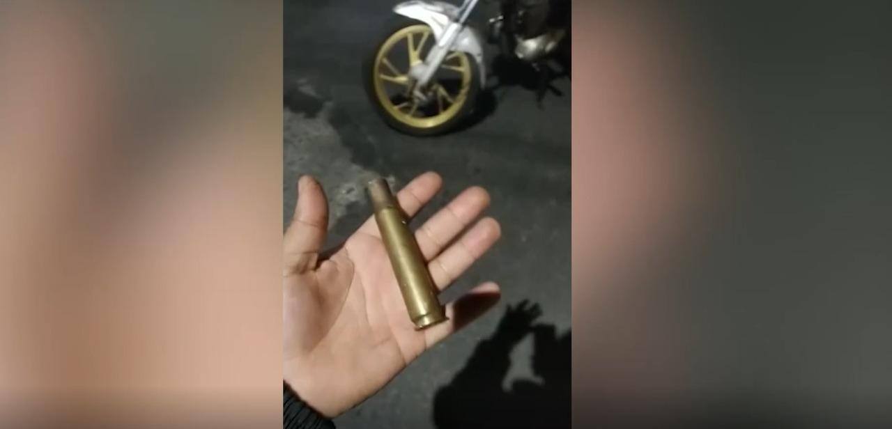 Vídeo mostra diversas cápsulas de fuzil espalhadas pelas ruas da cidade