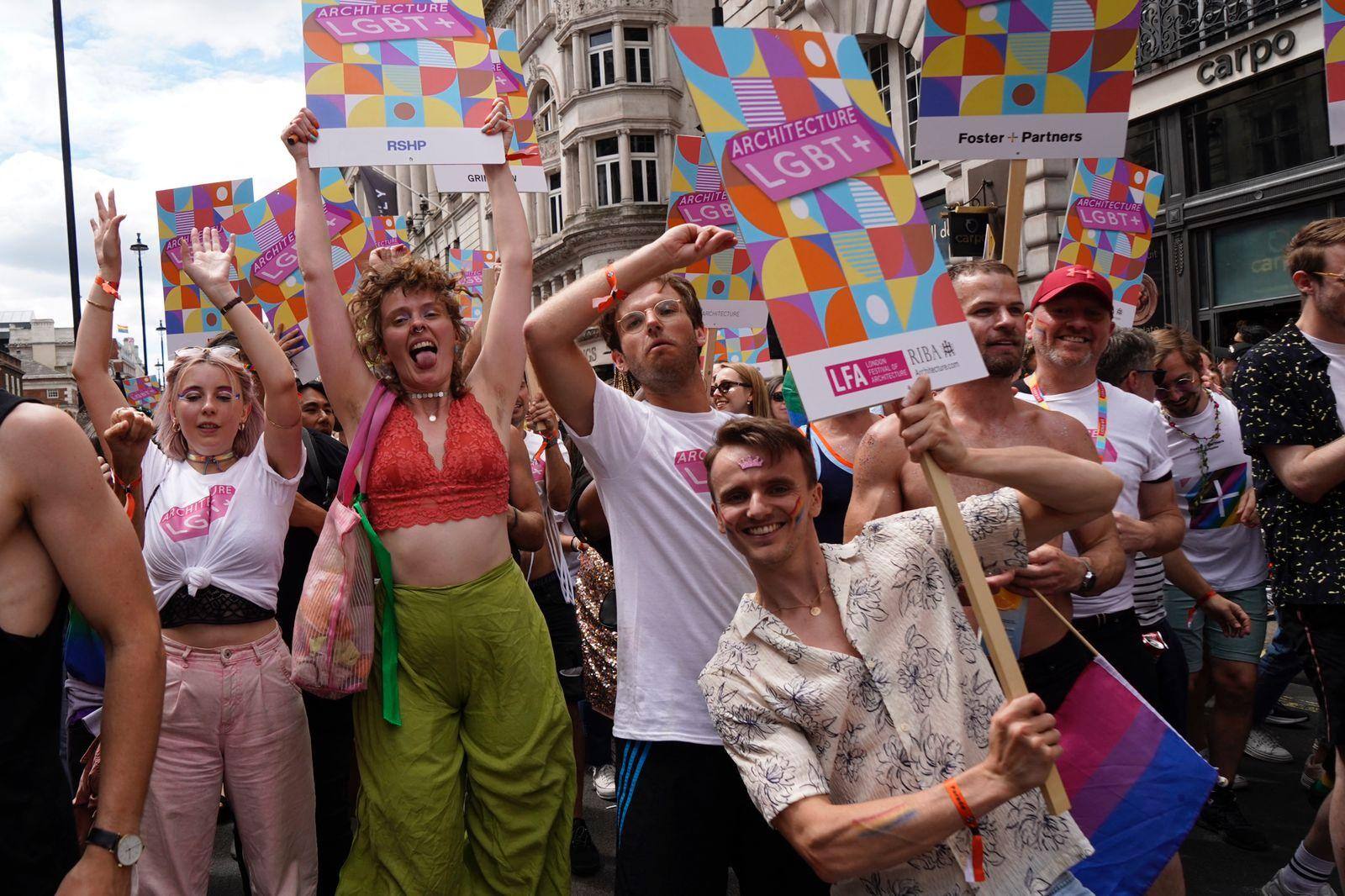 Multidão colorida lota parada do Orgulho LGBTQIA+ em Londres, reino unido (2022)