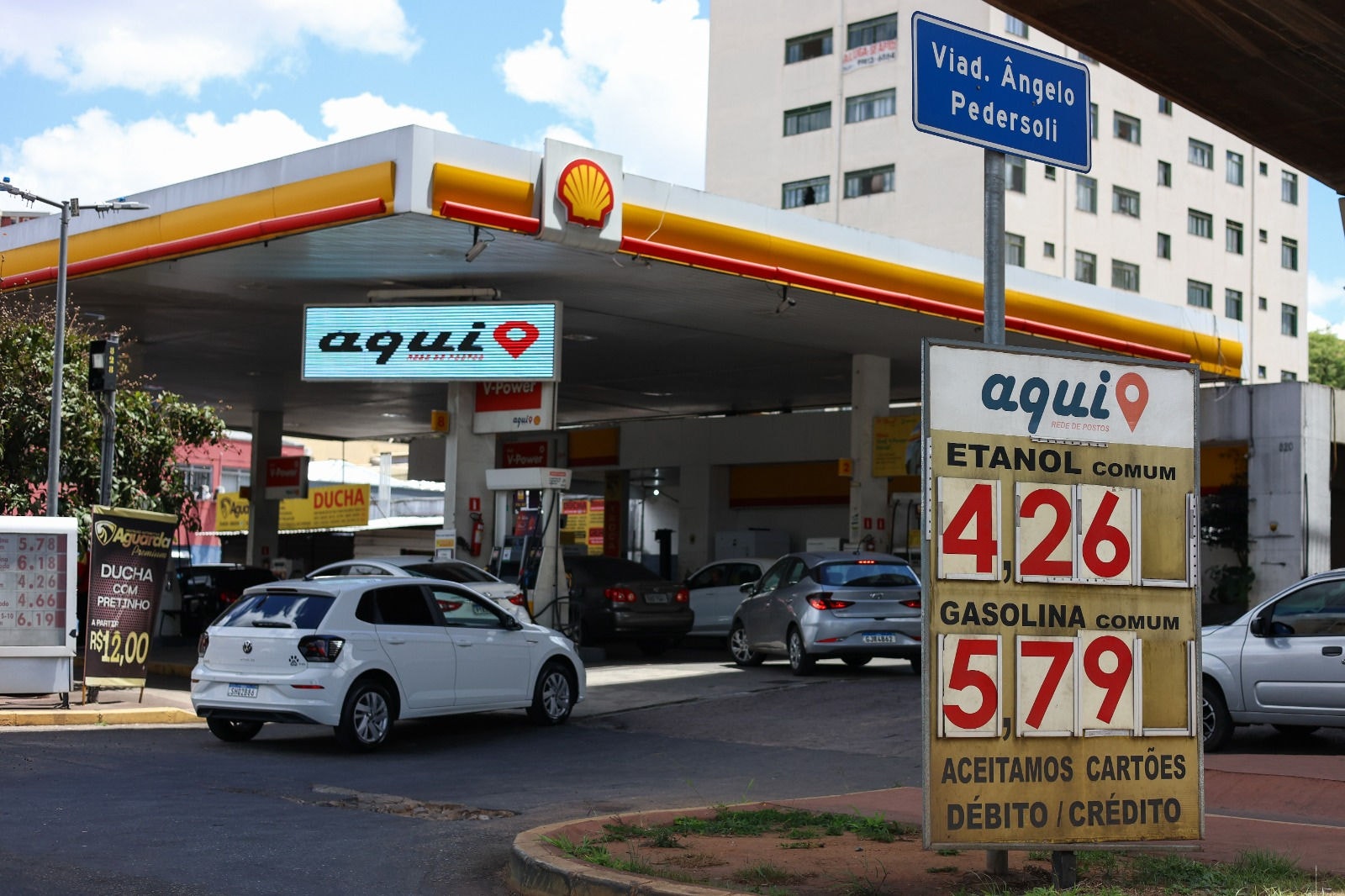 Posto de combustíveis na avenida Tereza Cristina, bairro Carlos Prates