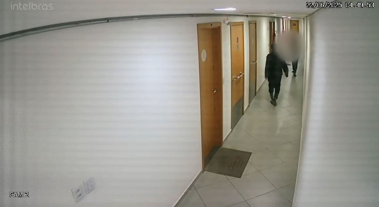 Homens conseguiram invadir duas lojas