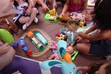 As crianças podem levar os brinquedos que desejam trocar e fazem as negociações com ajuda dos pais.
