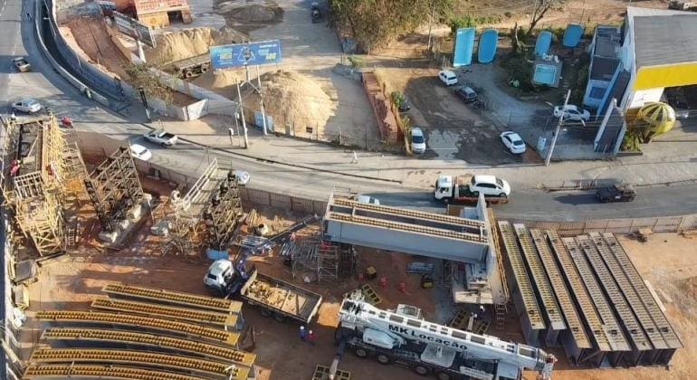 Obras do viaduto entre a Waldomiro Lobo e Cristiano Machado