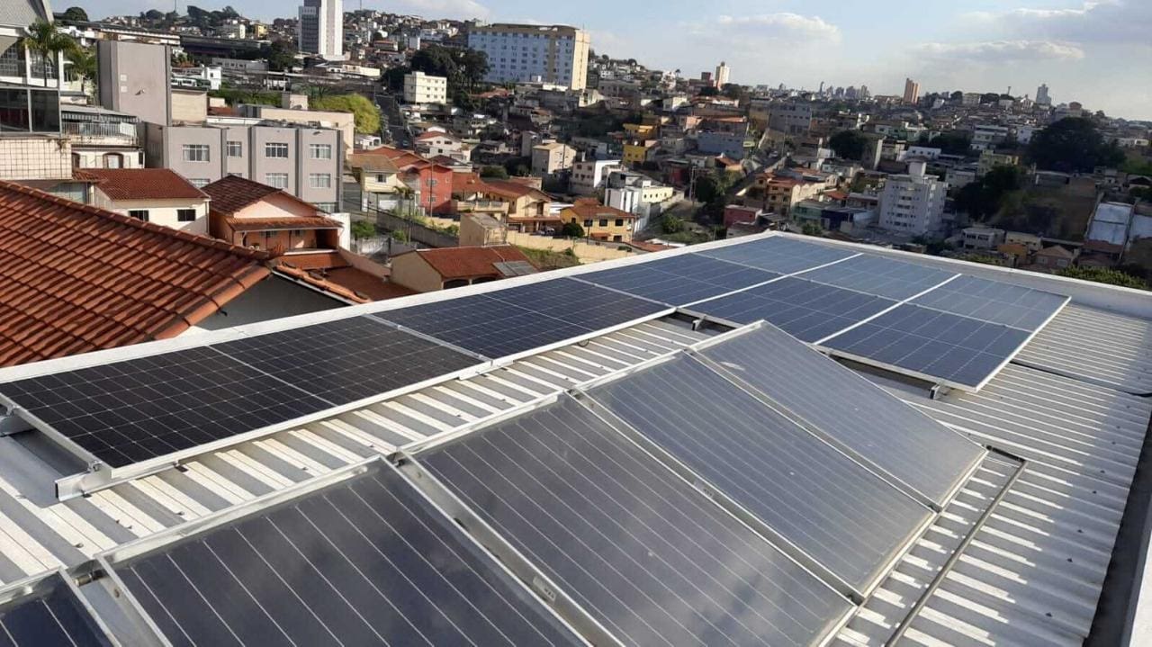 Placas de energia solar instaladas no bairro Cachoeirinha, em Belo Horizonte